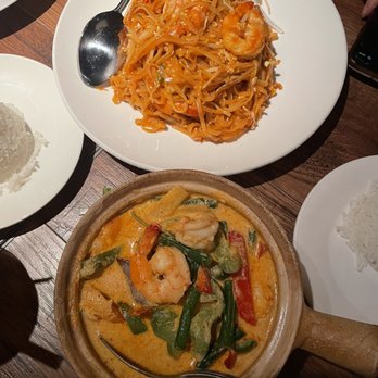Thai72 - shrimp pad thai and red coconut curry - Thai Near Me - New York, New York