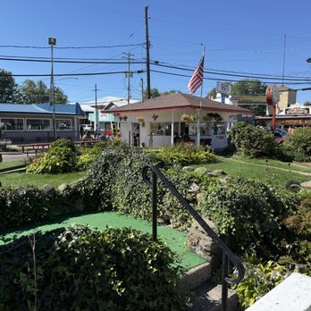 Allison's Mini Golf Course - Multi level hole - Mini Golf Near Me - Geneva, Ohio Allison's Mini Golf Course - Multi level hole - Mini Golf Near Me - Geneva, Ohio