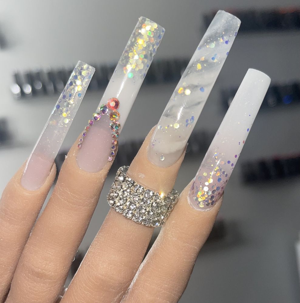 S. E. Nails Logo