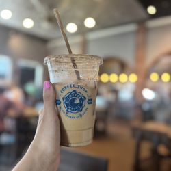 Coffee Waves - Port Aransas - Iced Vanilla Latte w/ cinnamon powder (20 oz)