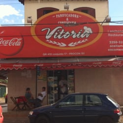 Panificadora & Confeitaria Vitoria - Fachada, não tem como errar, entre a principal 412/410.