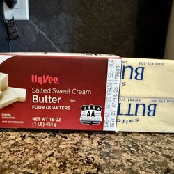 Odd salted butter comes n a red box & blue wrapper unsalted comes in a blue box & the butter n a red wrapper 4 the love of god fix this
