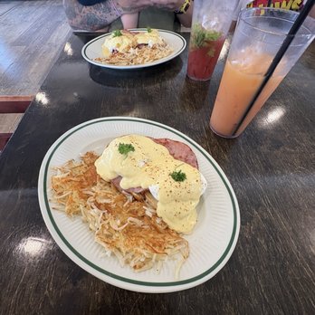 Benson's by the Beach - Ham Eggs Benedict - Breakfast & Brunch Near Me - Long Beach, Washington