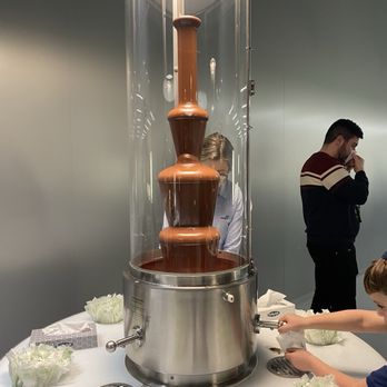 Lindt Factory Outlet - Chocolate fountain with unlimited tasting - Chocolatiers & Shops Near Me - Kilchberg, ZH Lindt Factory Outlet - Chocolate fountain with unlimited tasting - Chocolatiers & Shops Near Me - Kilchberg, ZH