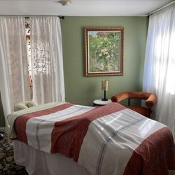 Heart Rock Healing Wellness - Massage room.