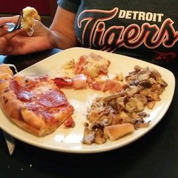 Ernestos Pizzeria - Pepperoni and MUSHROOM Pizza!