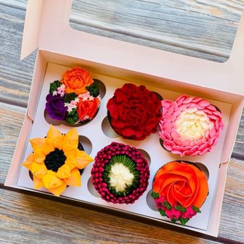 Tres Fiori - a dozen cupcakes in a box - Cupcakes Near Me Tres Fiori - a dozen cupcakes in a box - Cupcakes Near Me
