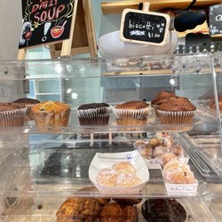 Cafe Des Artistes - Baked goods case