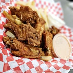 Alea Cafe Long Beach - Chicken Wings Basket with Fries