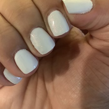 Lynda Nail Salon - Index finger is chipping and you can see how rough the edges around the cuticles are. - Nail Salons Near Me - Los Angeles, California