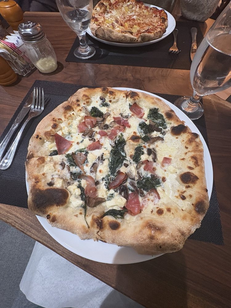 Mika’s Neapolitan Pizza