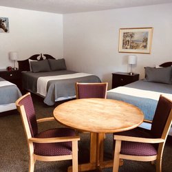Sherwood Forest Motel - 3Queen beds, sleeps six!