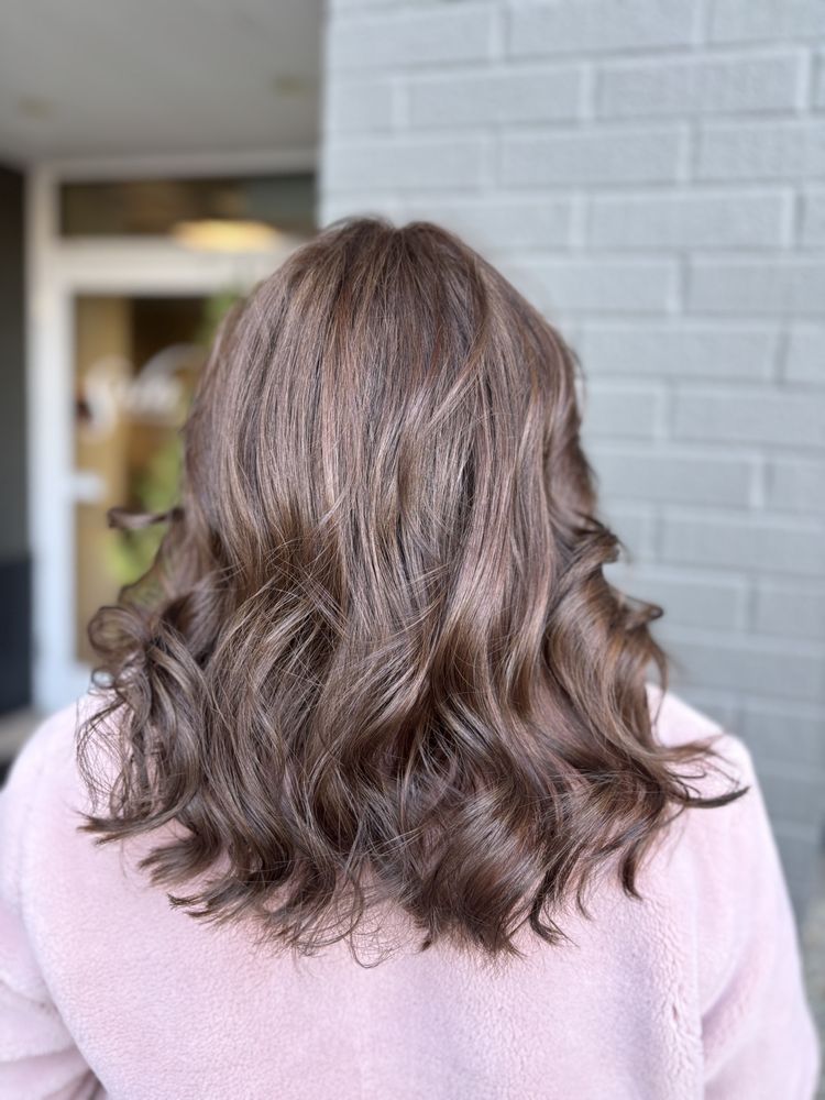 Yuriana’s Hair Logo