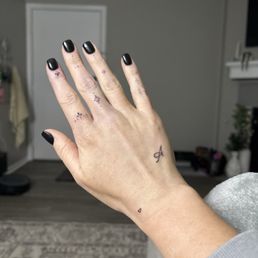 finger/hand tattoo