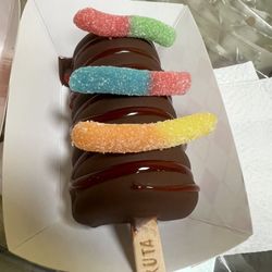 Palefruta - Strawberry/Kiwi with chocolate dip, strawberry syrup and gummy worms