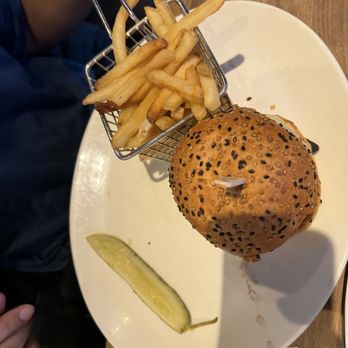 Yard House - Burger - New American Near Me - Wayne, New Jersey