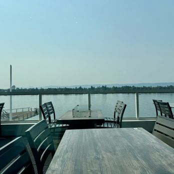The Waterfront Taphouse - Water front views from our table and yes they have outside seating but the lady said during summer they don't offer it due to the heat - Beer Bar Near Me - Vancouver, Washington