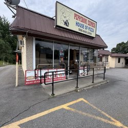 Good people good pizza . Good chicken tenders. Fast services never late. Clean kitchen. Clean workers.
