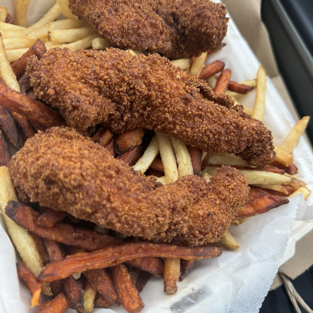 Luxe Bar & Grill - Half sweet potatoes fries / half regular fries - Pubs Near Me - Grosse Pointe Farms, Michigan