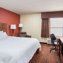 Hampton Inn Shawnee - Guest room