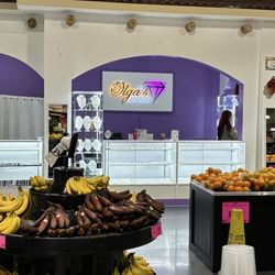 Acapulco Tropical y Más - Jewelry shop just as you enter the store