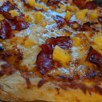 Brickyard Hollow Brewing - Pineapple and calicopa pizza - Sandwiches Near Me - Ogunquit, Maine