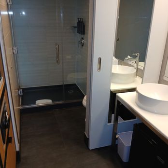 Aloft by Marriott Chicago Downtown River North - Walk in shower. - Hotels Near Me - Chicago, Illinois Aloft by Marriott Chicago Downtown River North - Walk in shower. - Hotels Near Me - Chicago, Illinois