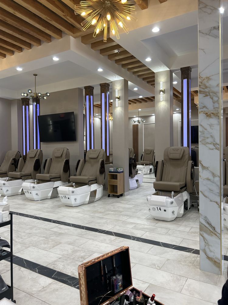 Gloss Nail Lounge Logo