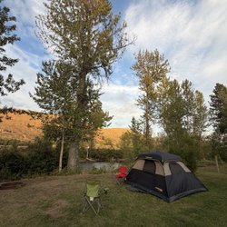 Winthrop / N. Cascades National Park KOA - Campsite right next to the river!
