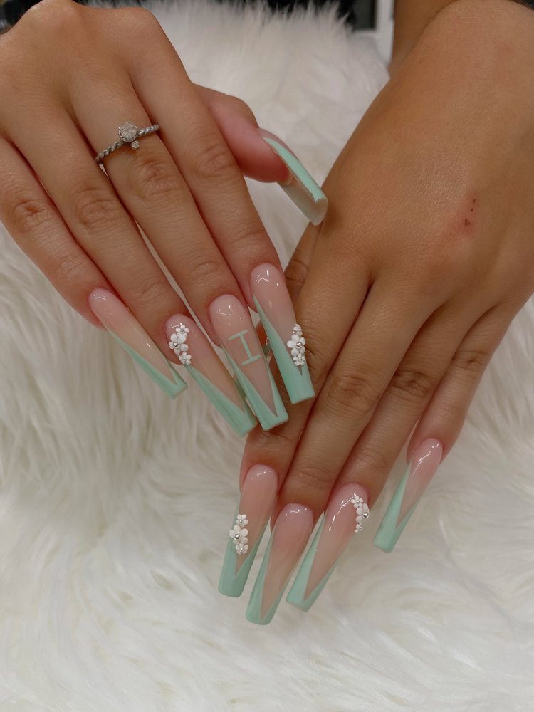 Nails Mari8383 Logo