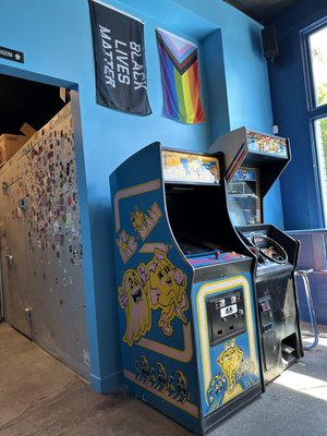 Stevie's Famous Burien by null