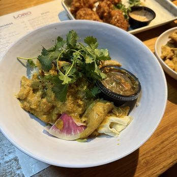Loro Asian Smokehouse & Bar - Curry chicken rice bowl - Smokehouse Near Me - Austin, Texas