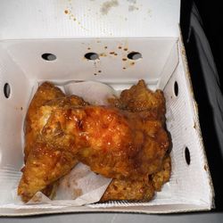 Bonchon Tucson - North 4th Avenue - 1/2 Yang Yum wings (left) and 1/2 Korean BBQ (right)