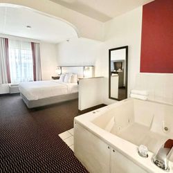 Ramada by Wyndham Columbia - Guest room