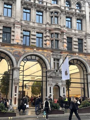 Apple Regent Street by null