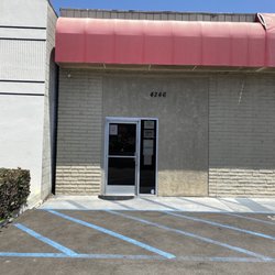 Avis - No one parked in lot because it's that bad
