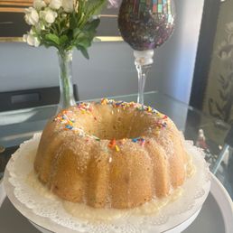 Vegan vanilla cake with vanilla frosting Vegan vanilla cake with vanilla frosting