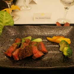 Embajada de Japón - Kobe con salsa pinzu y daikon.