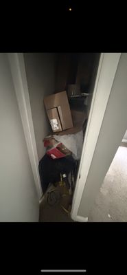 🏠 Home Cleanouts - Moving, renovating, or just looking to declutter? Our home cleanout specialists handle entire houses or single rooms, carefully removing what you don’t need and leaving your home spotless and refreshed.