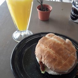 Peltres Loncheria - Torta Italiana.  Milanesa jamón queso amarillo y queso asadero. Y jugo de naranja natural. Delicioso