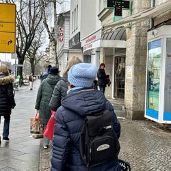 Berolina Apotheke - Die Freitags Schlange... fängt dann schon vor der Tür an #BerolinaApotheke