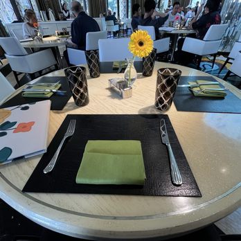 Jardin - Beautiful table arrangement - American Near Me - Las Vegas, Nevada Jardin - Beautiful table arrangement - American Near Me - Las Vegas, Nevada