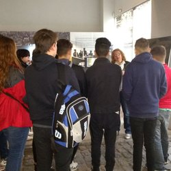 Fundacion Memoria del Holocausto - Alumnos en la recorrida