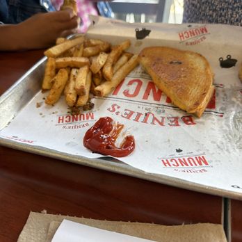 Benjies Munch - Grilled cheese and fries - Food Trucks Near Me - San Antonio, Texas Benjies Munch - Grilled cheese and fries - Food Trucks Near Me - San Antonio, Texas