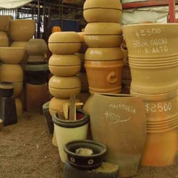 Mercado de plantas Cuemanco - Además de plantas puedes encontrar macetas, fuentes, decoración para el jardín.