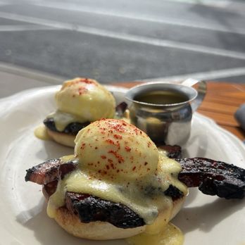 Armitage Alehouse - Bacon Benedict - Pubs Near Me - Chicago, Illinois Armitage Alehouse - Bacon Benedict - Pubs Near Me - Chicago, Illinois