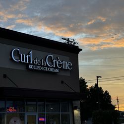 Curl de la Crème - Ice Cream - Outside of Curl de la Creme.