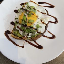 Breakfast Guru Restaurant & Bar - Avocado Toast with Egg