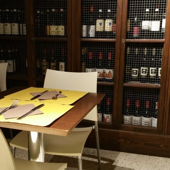 Aciugheta - Seating is modest, but decor is a bit nicer. - Sandwiches Near Me - Venezia, VE