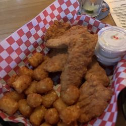 Inn Cahoots - Chicken tender basket
